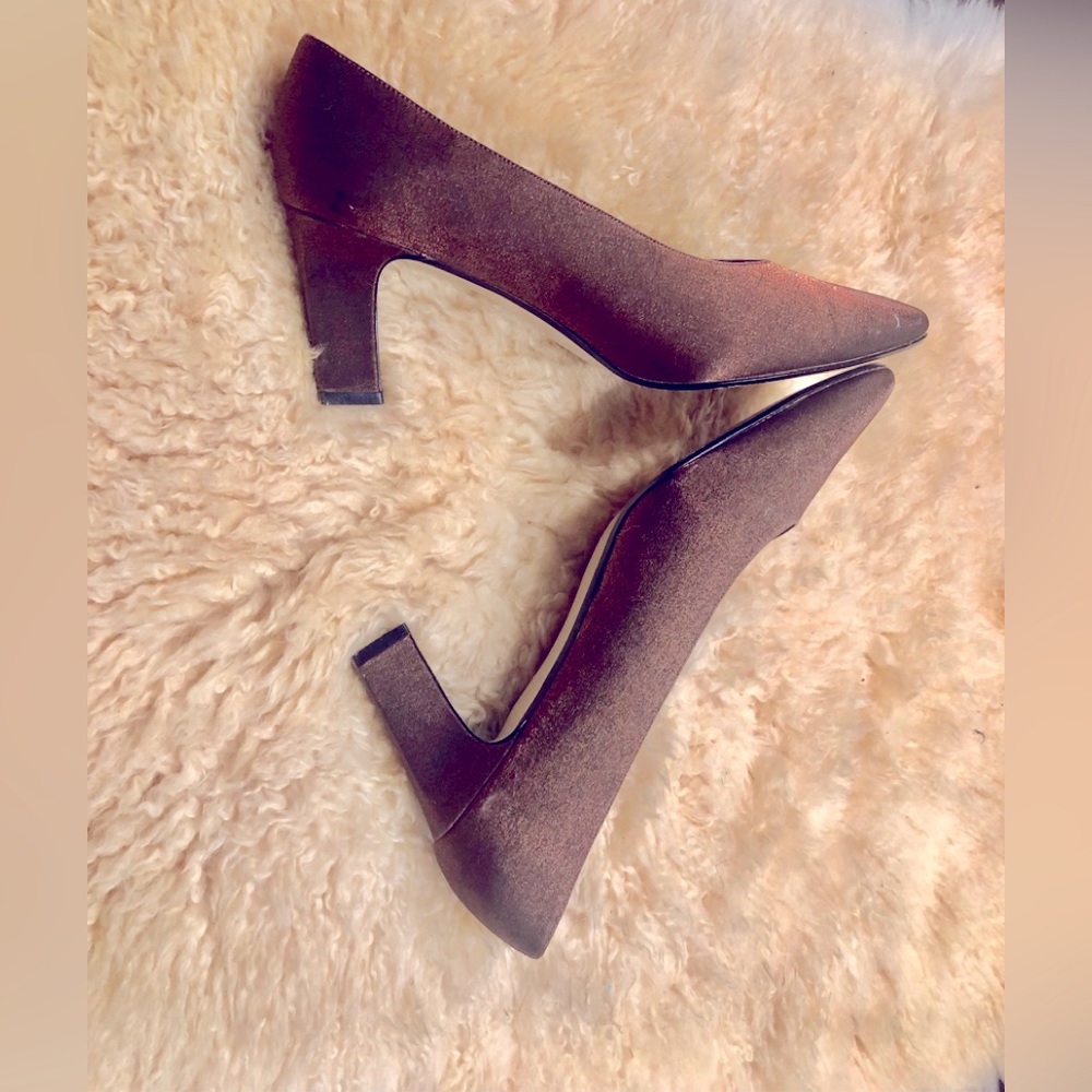 Classic style dyed fabric pumps